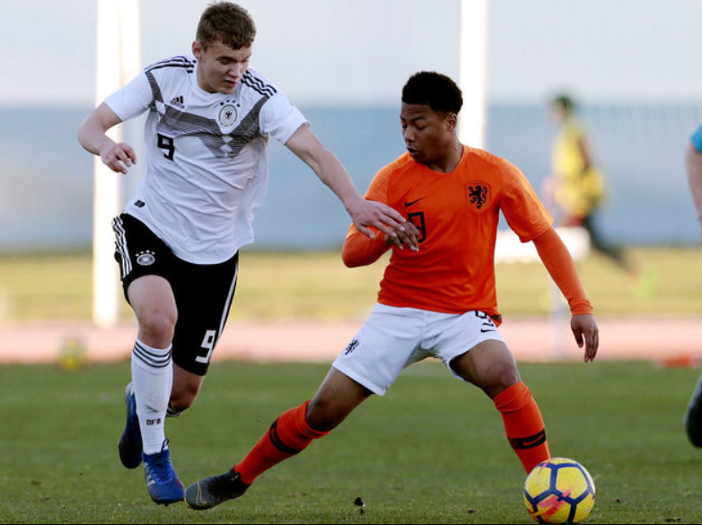 九游体育 -浙江队训练开放日；清晨官宣签约引欢呼；足总杯在即；轮换策略成焦点 