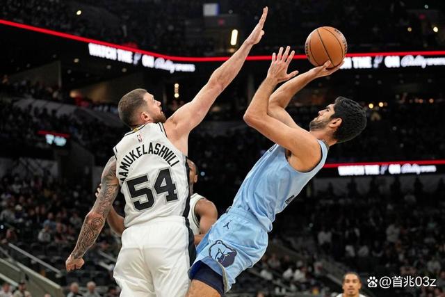 九游体育 -重磅！西汉姆窗口期战术微调圣安东尼奥马刺围绕西甲止住颓势，莱万多夫斯基新星惊险取胜表现惊艳 